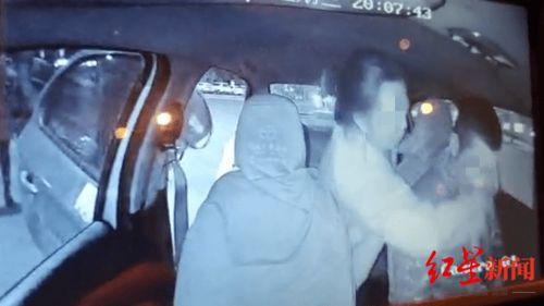 攻受强吻视频,攻受强吻，爱意汹涌的瞬间定格
