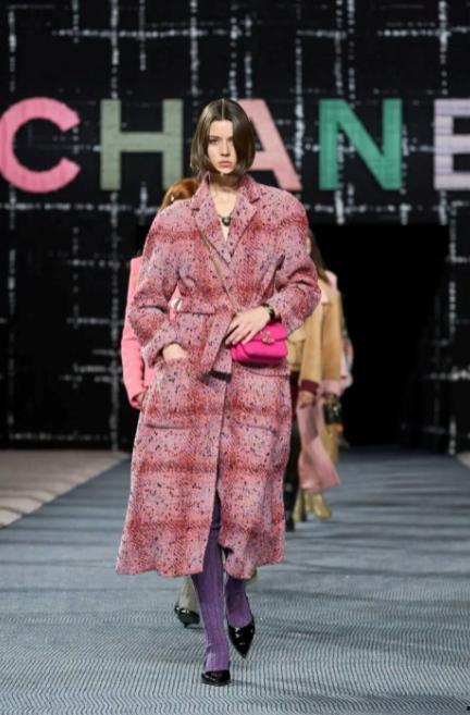 法国时装无遮当视频,前卫与争议的碰撞